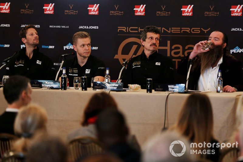 Romain Grosjean, Haas F1 Team, Kevin Magnussen, Haas F1 Team, Guenther Steiner, Team Principal, Haas F1, William Storey, CEO Rich Energy, durante la conferenza stampa