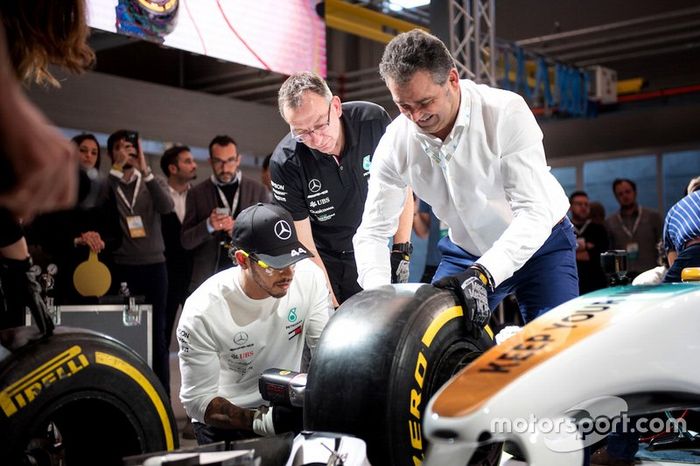 Lewis Hamilton, Mercedes-AMG Petronas Motorsport compite en el desafío Pit stop