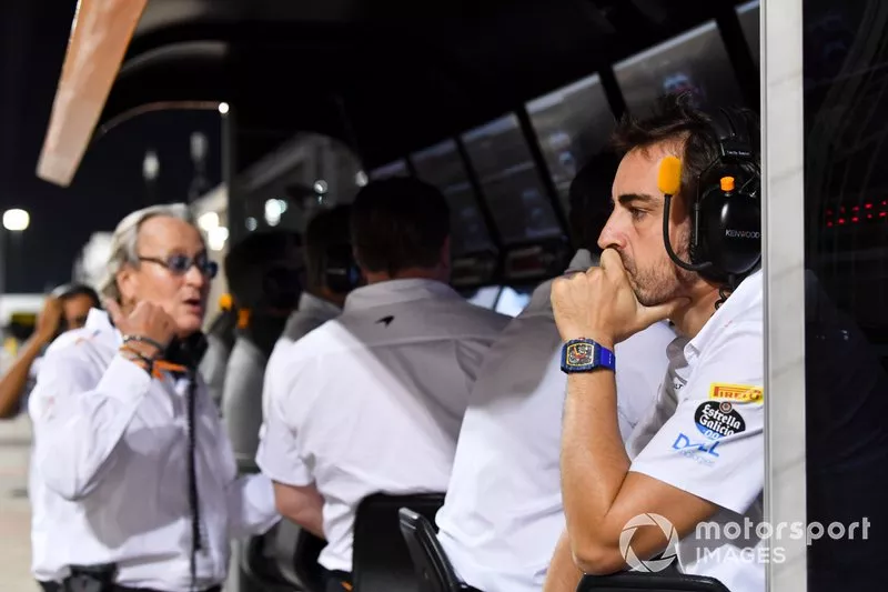 Fernando Alonso en el muro de McLaren