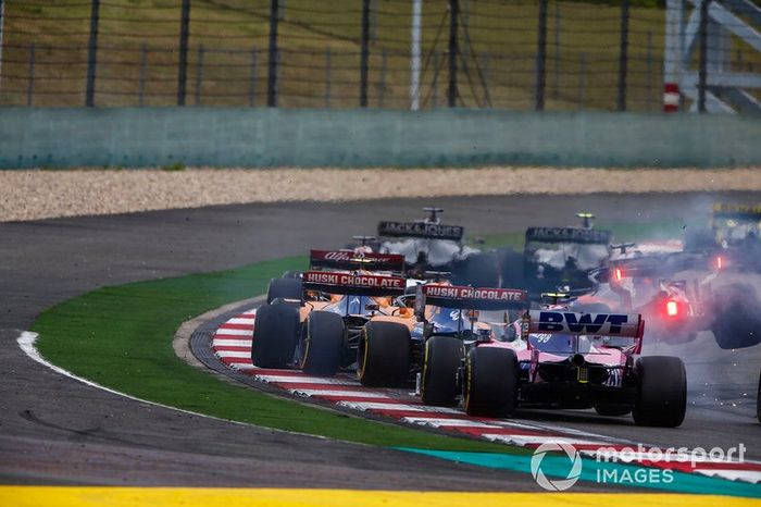 Daniil Kvyat, Toro Rosso STR14, se toca con Carlos Sainz Jr., McLaren MCL34, y Lando Norris, McLaren MCL34, en la salida