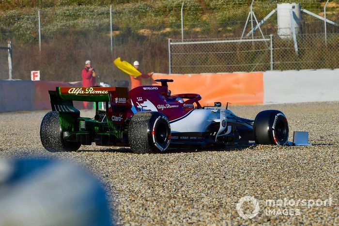 Kimi Raikkonen trompea con el Alfa Romeo Racing C38
