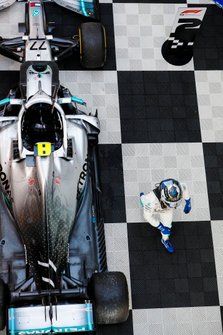 Winnaar Valtteri Bottas, Mercedes AMG F1 in Parc Ferme
