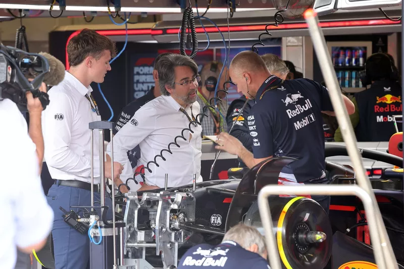 Les délégués de la FIA contrôlent la Red Bull Racing RB20 de Max Verstappen