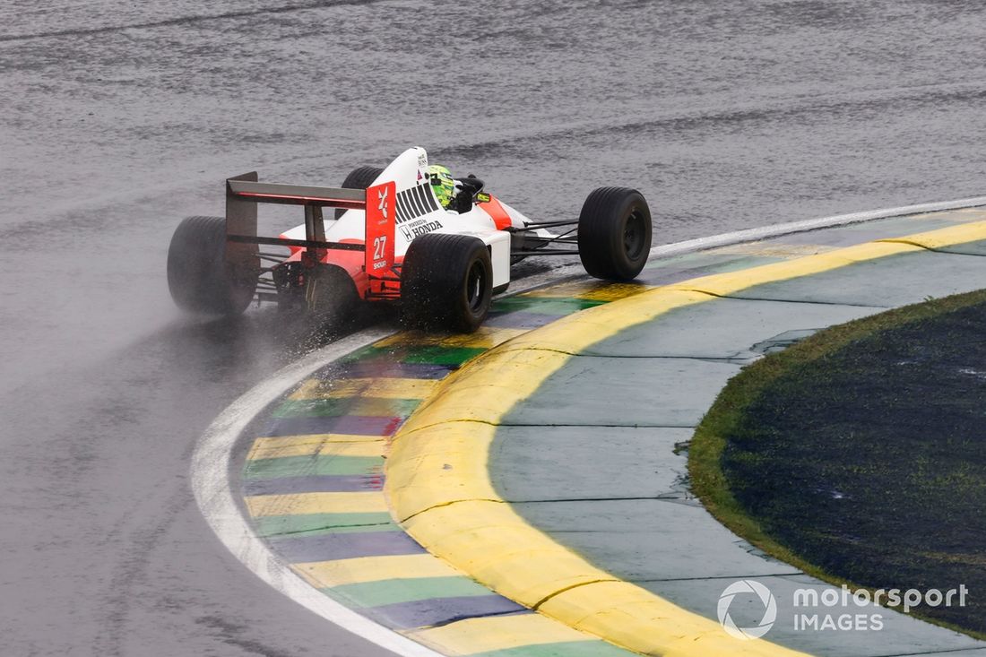 Lewis Hamilton conduce el McLaren MP4/5B de Ayrton Senna