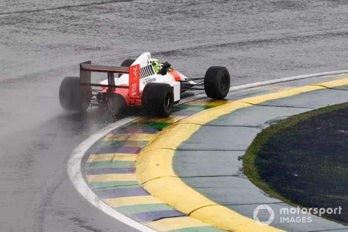 Lewis Hamilton conduce el McLaren MP4/5B de Ayrton Senna