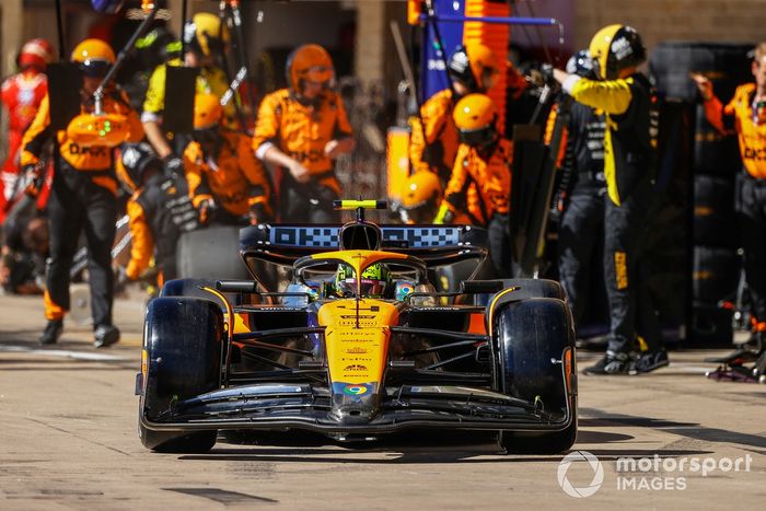 Lando Norris, McLaren MCL38, sale de su box tras una parada