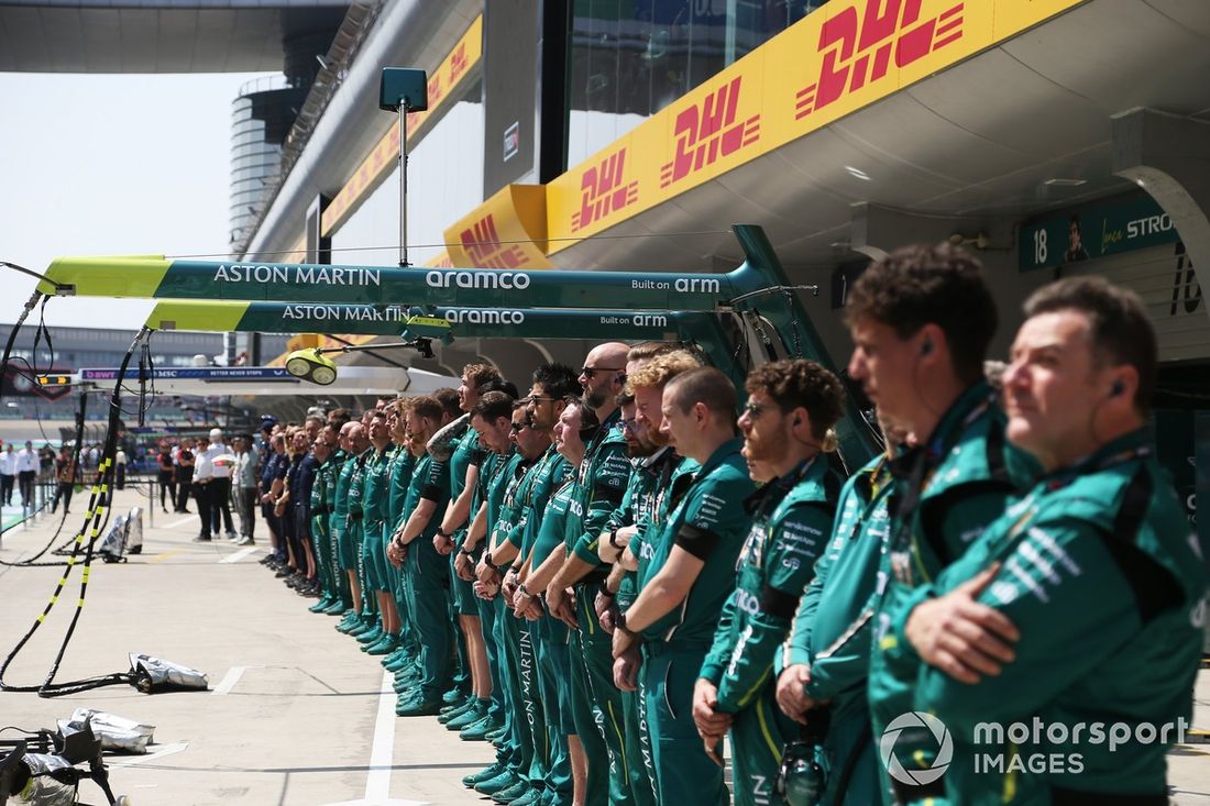 Zespół Aston Martin F1 w alei serwisowej