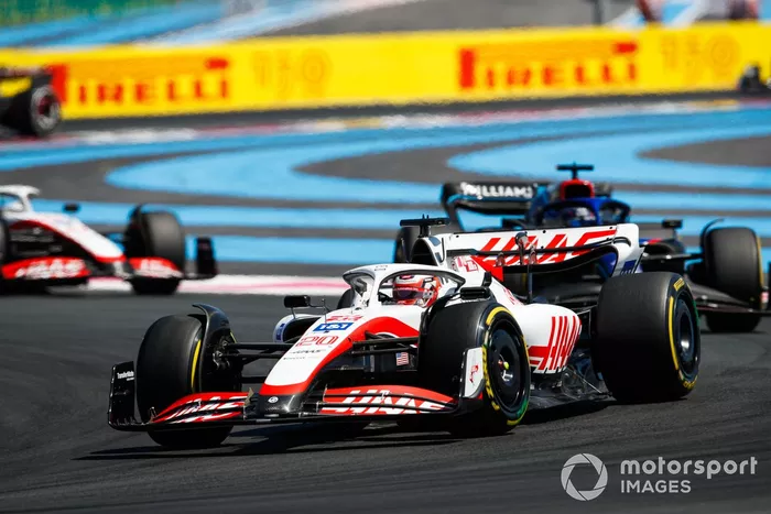 Kevin Magnussen, Haas VF-22, Alex Albon, Williams FW44