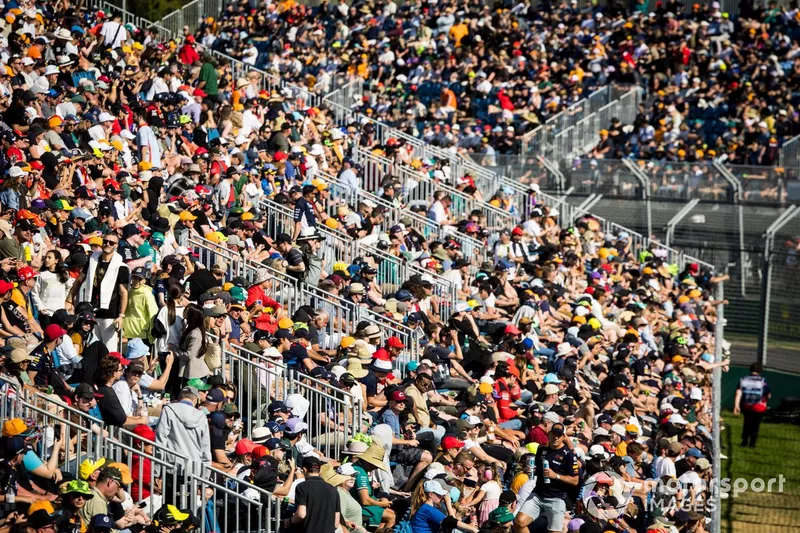 Les fans regardent la séance depuis les tribunes