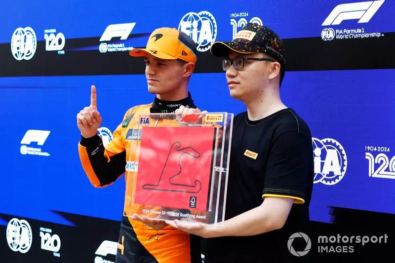 Lando Norris, McLaren F1 Team, reçoit son Pirelli Sprint Qualifying Award.