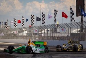 Simona de Silvestro, Lotus HVM Racing Lotus leads Sébastien Bourdais, Lotus Dragon Racing Lotus