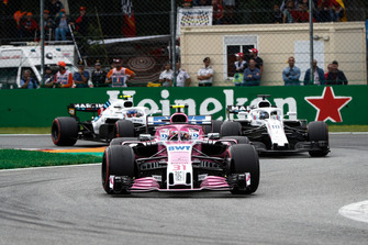 Esteban Ocon, Racing Point Force India VJM11, devant Lance Stroll, Williams FW41, et Sergey Sirotkin, Williams FW41