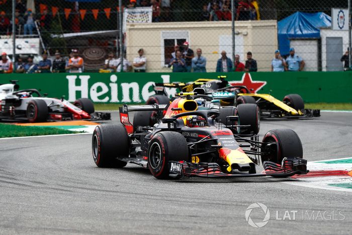 Max Verstappen, Red Bull Racing RB14, Valtteri Bottas, Mercedes AMG F1 W09, Carlos Sainz Jr., Renault Sport F1 Team R.S. 18, y Romain Grosjean, Haas F1 Team VF-18