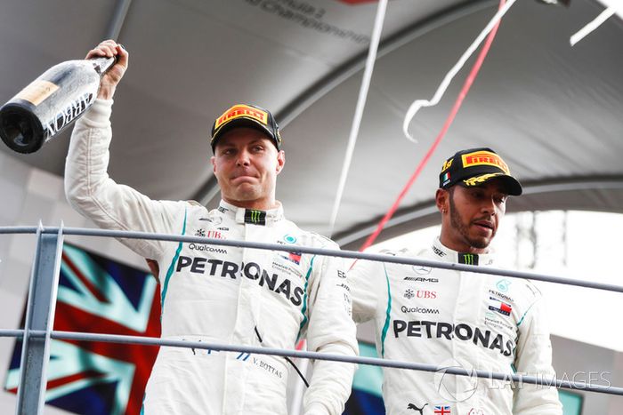 Valtteri Bottas, Mercedes AMG F1, tercero, y Lewis Hamilton, Mercedes AMG F1, celebran en el podio
