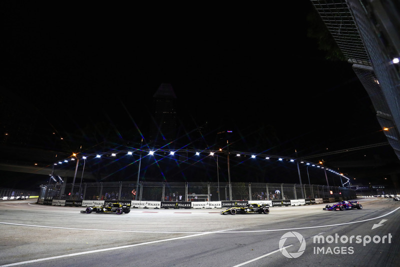 Carlos Sainz Jr., Renault Sport F1 Team R.S. 18, precede Nico Hulkenberg, Renault Sport F1 Team R.S. 18, e Pierre Gasly, Scuderia Toro Rosso STR13