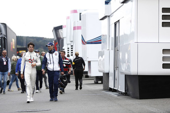 Lance Stroll, Williams Racing, dans le paddock