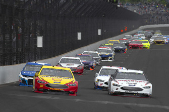 Brad Keselowski, Team Penske, Ford Fusion Discount Tire and Joey Logano, Team Penske, Ford Fusion Shell Pennzoil
