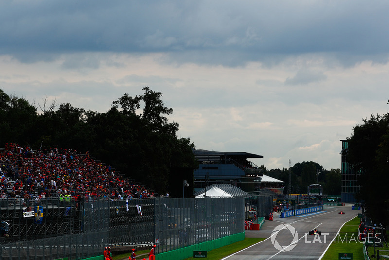 Max Verstappen, Red Bull Racing RB14, leads Sebastian Vettel, Ferrari SF71H