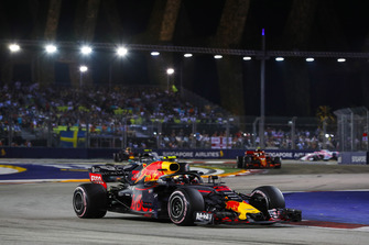 Max Verstappen, Red Bull Racing RB14, leads Valtteri Bottas, Mercedes AMG F1 W09 EQ Power+, and Kimi Raikkonen, Ferrari SF71H