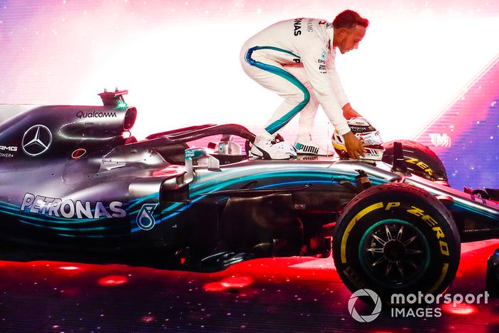 La afición observan a Lewis Hamilton, Mercedes AMG F1 W09 EQ Power+