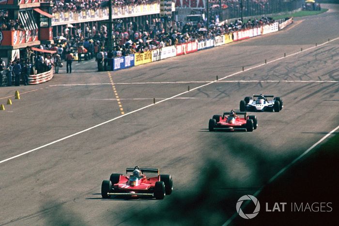Jody Scheckter, Ferrari 312T4, delante de Gilles Villeneuve, Ferrari 312T4B, y Jacques Laffite, Ligier JS11