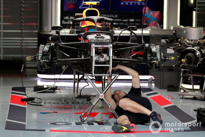 El RB18 en el box de Red Bull Racing