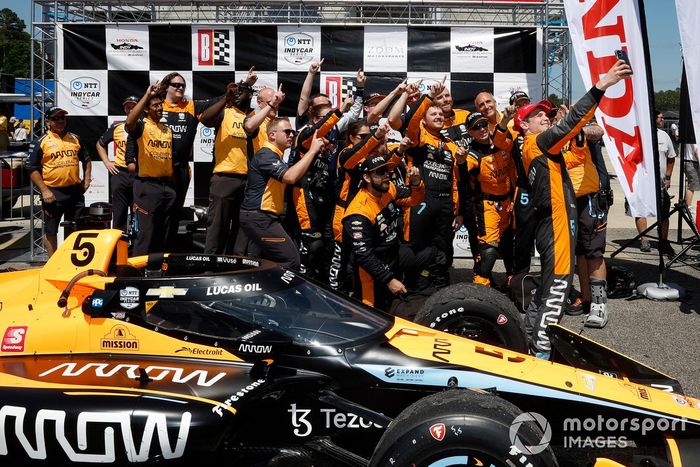 Ganador Patricio O'Ward, Arrow McLaren SP Chevrolet se toma una selfie con el equipo