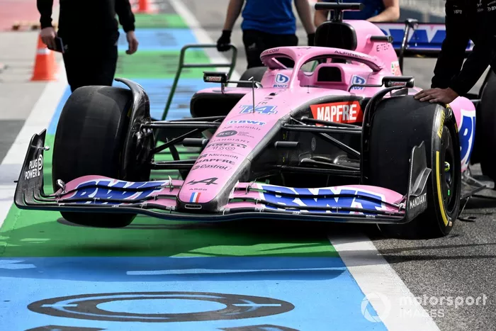 Fernando Alonso, Alpine A522 en pit lane