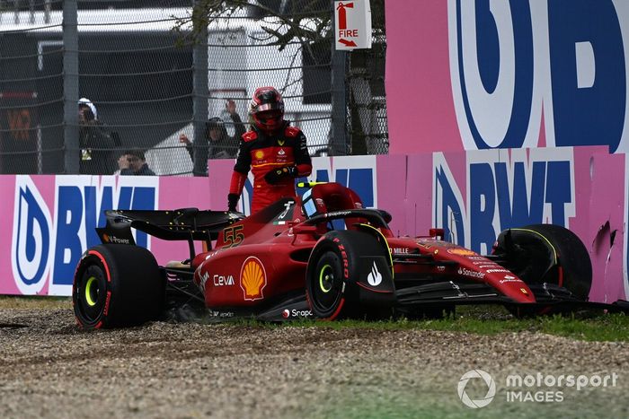 Carlos Sainz Jr., Ferrari F1-75, choca en la Q2