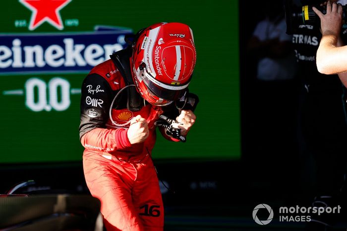 El ganador de la carrera, Charles Leclerc, Ferrari, 1ª posición, lo celebra a su llegada al Parc Ferme