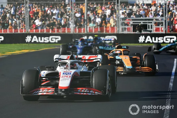 Kevin Magnussen, Haas VF-22, Daniel Ricciardo, McLaren MCL36, Alex Albon, Williams FW44