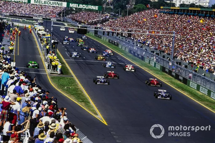 Acción de salida, Jacques Villeneuve, Williams FW18 Renault, lidera Damon Hill, Williams FW18 Renault, Eddie Irvine, Ferrari F310, y Michael Schumacher, Ferrari F310.