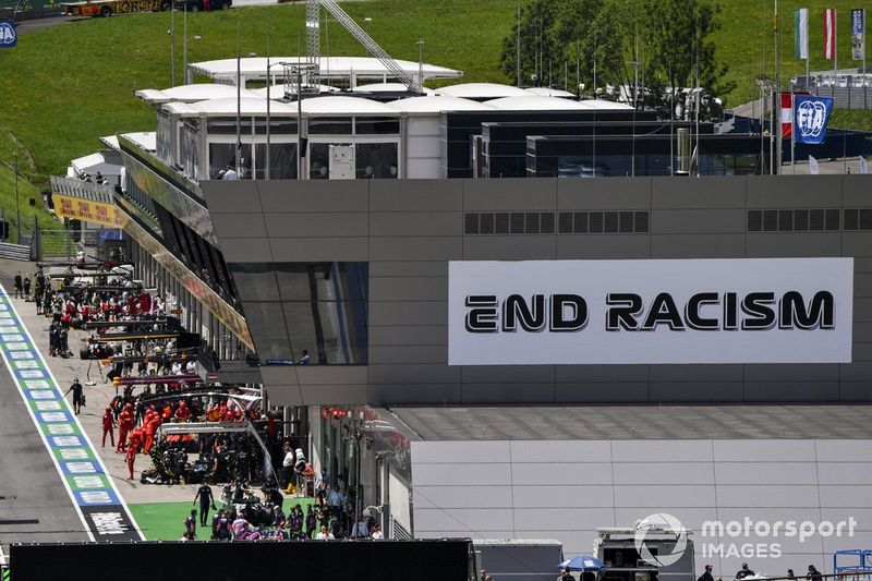 Mecánicos trabajando en el pit lane