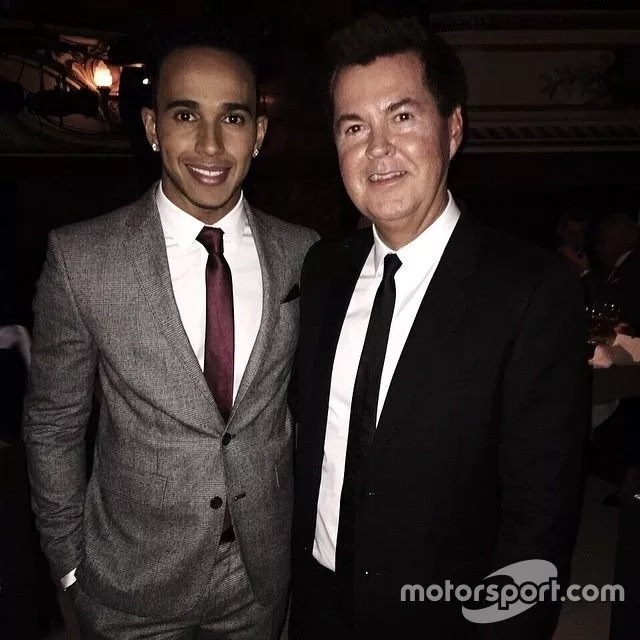 Simon Fuller – Sem o pai como empresário, Hamilton passou a ter o auxílio da XIX Entertainment, de Simon Fuller, que criou a franquia de programas como American Idol e tinha sob administração as carreiras de David e Victoria Beckham, Annie Lennox, S Club 7, Steven Tyler, Andy Murray, Amy Winehouse, Carrie Underwood, Kelly Clarkson, Lisa Marie Presley, entre outros.