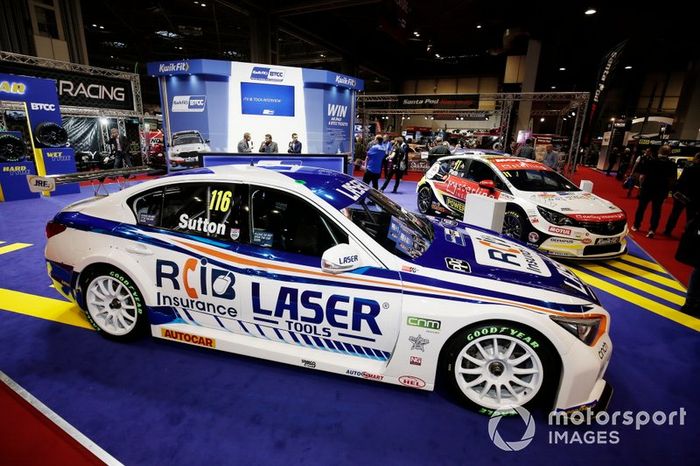 Los coches de Ash Sutton y Jason Plato del BTCC