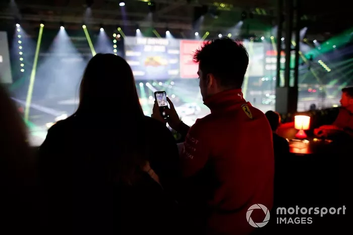 Charles Leclerc si diverte al Live Action Arena