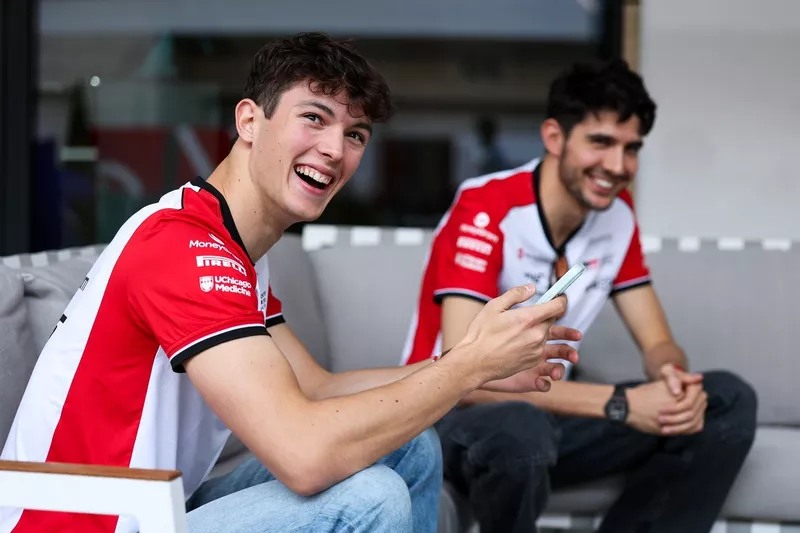 Esteban Ocon, Haas F1 Team, Oliver Bearman, Haas F1 Team