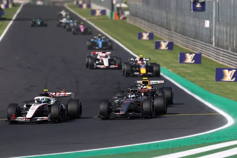 Nico Hulkenberg, équipe Audi F1, Oliver Bearman, équipe Haas F1