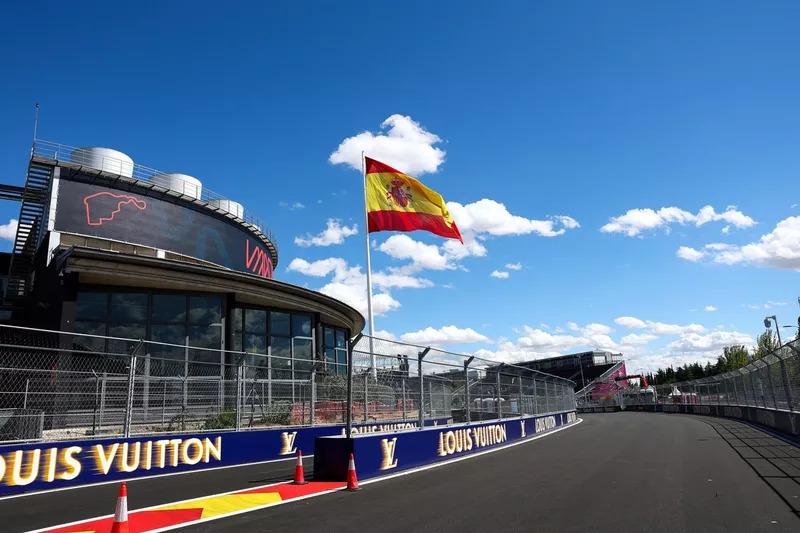 Un drapeau espagnol flotte au-dessus du circuit
