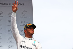 Podium: winnaar Lewis Hamilton, Mercedes AMG F1