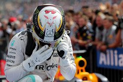 Winnaar Lewis Hamilton, Mercedes AMG F1 in parc ferme