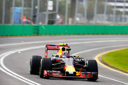 Daniil Kvyat, Red Bull Racing RB12 envoie des étincelles