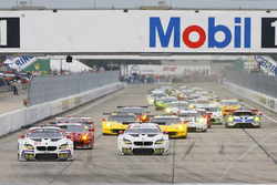 Старт классу GTLM: #25 BMW Team RLL BMW M6 GTLM: Бруно Шпенглер, Білл Оберлен, Дік Вернер лідірує