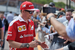 Кими Райкконен, Ferrari раздает автографы фанатам