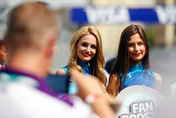 De charmantes Grid Girls