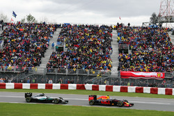 Daniel Ricciardo, Red Bull Racing RB12 y Nico Rosberg, Mercedes AMG F1 W07 Hybrid