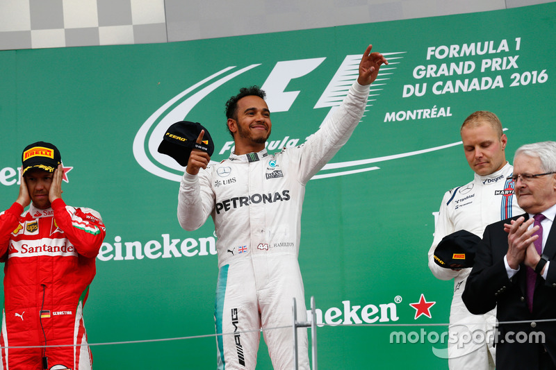 Le vainqueur Lewis Hamilton, Mercedes AMG F1 sur le podium