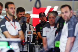 Курт Буш, пілот NASCAR в піт-гаражі Haas F1 Team разом з Джином Хаас, президентом Haas Automotion