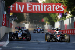 (L en R): Carlos Sainz Jr., Scuderia Toro Rosso STR11 en Jenson Button, McLaren MP4-31 vechten voor
