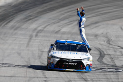 Ganador de la carrera, Carl Edwards, Joe Gibbs Racing Toyota